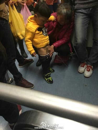 网曝大妈地铁上当众让孩子就地撒尿