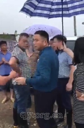 女干部撑伞嚼槟榔