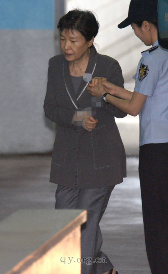 朴槿惠因脚伤穿凉鞋受审 狱警搀扶下一瘸一拐走向法院