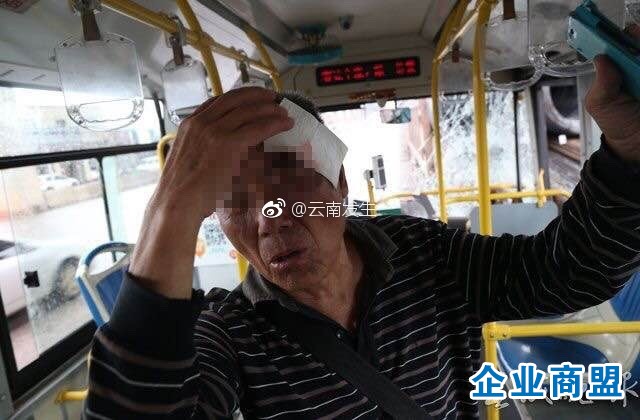 公交车与拉钢筋的一货车追尾2